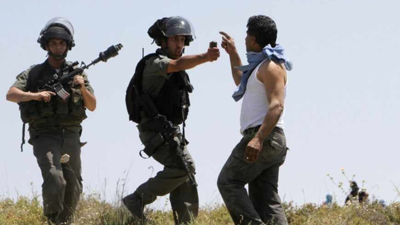 An Israeli border police officer aims pepper spray towards a Palestinian during clashes near Nablus An Israeli border police officer aims pepper spray towards a Palestinian man during clashes between Jewish settlers and Palestinians in the West bank village of Urif, near Nablus April 30, 2013. The clashes erupted after an attack near Nablus. A Palestinian man stabbed and shot dead an Israeli settler in the occupied West Bank on Tuesday, the Israeli ambulance service and police said. REUTERS/Abed Omar Qusini (WEST BANK - Tags: POLITICS CIVIL UNREST TPX IMAGES OF THE DAY) - RTXZ4HJ
