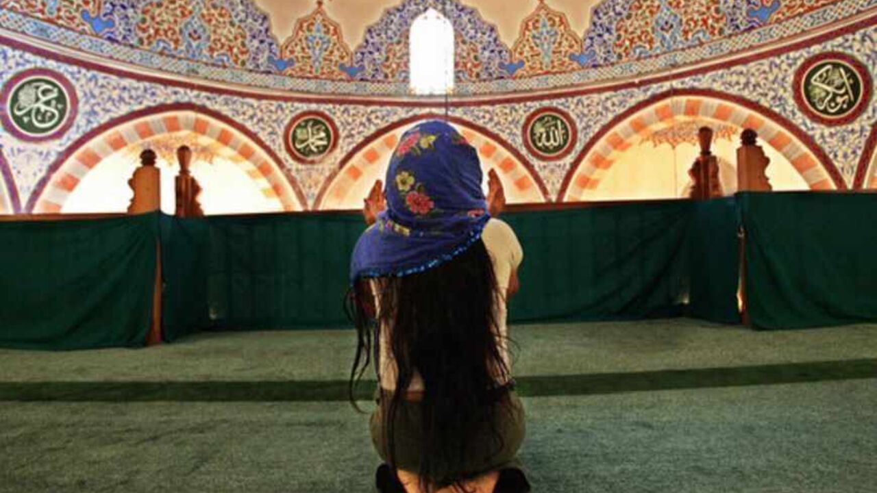Par312741 An Alevi woman prays in the women's part of the mosque in Hacibektash, 15 August 2005. The hamlet was named after Haci Bektas Veli, who lived between 1248 and 1337, founder of the Bektashi sect and of the Alevis -- an offshoot of Shiite Islam. He is revered as a manifestation of Ali, the last of the first four Caliphs and the son-in-law of the prophet Mohammed. Haci Bektas Veli, a humanist philospher, fled religious conflict in his native Central Asia, settled and lived and is buried here. The town of 8,000