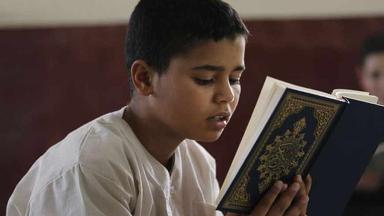 ALGERIA/ A pupil reads and learns the Koran at Zaouia Ait Koufi in Tizi Ouzou, east of Algiers, during the holy month of Ramadan August 8, 2012. REUTERS/Louafi Larbi (ALGERIA - Tags: RELIGION SOCIETY) - RTR36GIW