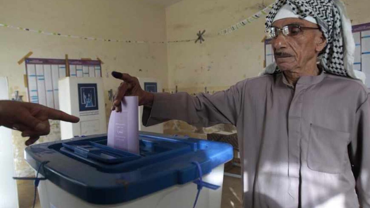 IRAQ-ELECTIONS/ An Iraqi man casts his vote at a polling station in Basra, 420 km (261 miles) southeast of Baghdad, April 20, 2013. Iraqis voted for provincial councils on Saturday in their first ballot since U.S. troops left the country, a key measure of political strength before parliamentary elections next year. REUTERS/Atef Hassan (IRAQ - Tags: POLITICS ELECTIONS) - RTXYT1X