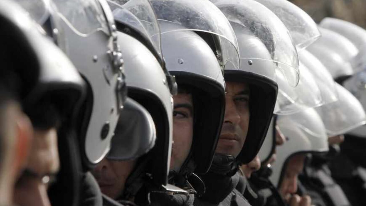 PALESTINIANS-ISRAEL/ Members of the Palestinian security forces stand guard as a protest is held during the visit of U.S. Secretary of State Hillary Clinton in the West Bank city of Ramallah November 21, 2012. Israeli air strikes shook the Gaza Strip and Palestinian rockets struck across the border as Clinton held talks in Jerusalem in the early hours of Wednesday, seeking a truce that can hold back Israel's ground troops. REUTERS/Mohamad Torokman (WEST BANK - Tags: POLITICS CIVIL UNREST MILITARY) - RTR3AONI