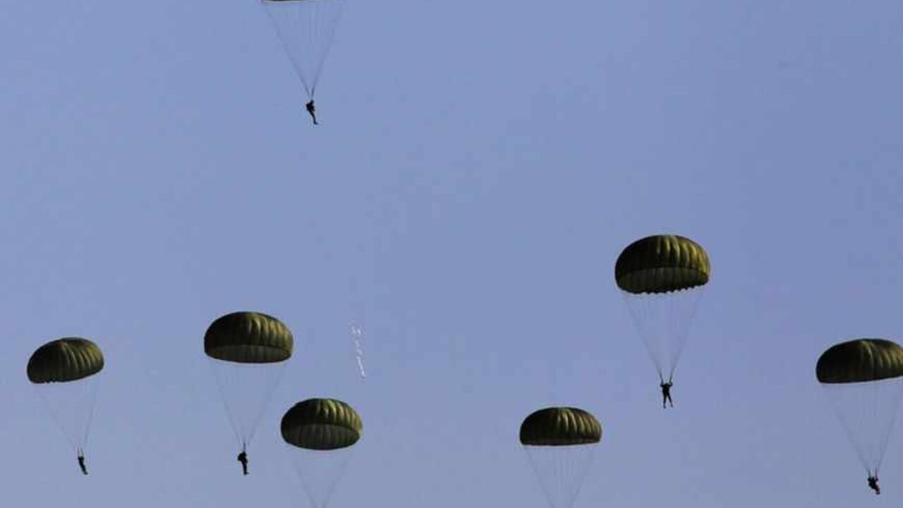 Israeli paratroopers take part in a military exercise at an air force base near Tel Aviv Israeli paratroopers take part in a military exercise at the Palmachim air force base near Tel Aviv April 29, 2013. REUTERS/Amir Cohen (ISRAEL - Tags: MILITARY) - RTXZ3TF