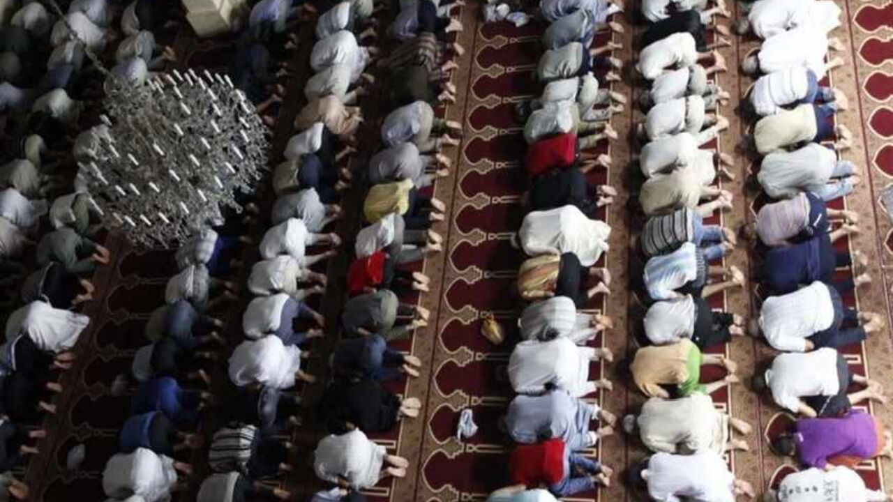 Muslim men attend a "Tarawih" mass prayer session during Ramadan at El Houda mosque in Algiers Muslim men attend a "Tarawih" mass prayer session during Ramadan at the El Houda mosque in Algiers August 25, 2010. Muslims around the world abstain from eating, drinking and conducting sexual relations from sunrise to sunset during Ramadan, the holiest month in the Islamic calendar. REUTERS/Louafi Larbi (ALGERIA Tags: - Tags: RELIGION SOCIETY) - RTR2HJPN