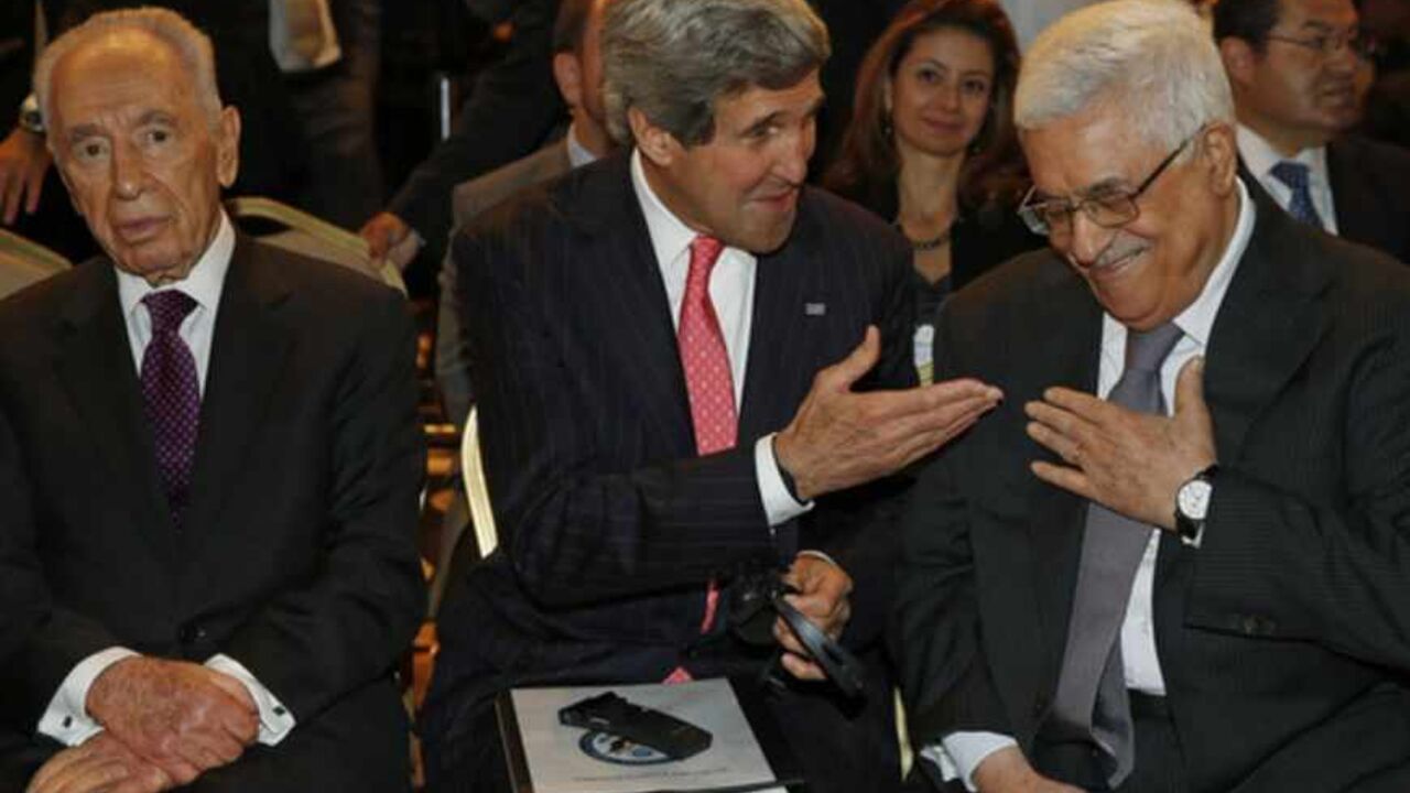 U.S. Secretary of State Kerry is joined by Israeli President Peres and Palestinian President Abbas at the King Hussein Convention Centre, at the Dead Sea U.S. Secretary of State John Kerry (C) is joined by Israeli President Shimon Peres (L) and Palestinian President Mahmoud Abbas at the World Economic Forum on the Middle East and North Africa at the King Hussein Convention Centre, at the Dead Sea May 26, 2013. REUTERS/Jim Young (JORDAN - Tags: POLITICS BUSINESS) - RTX1021B