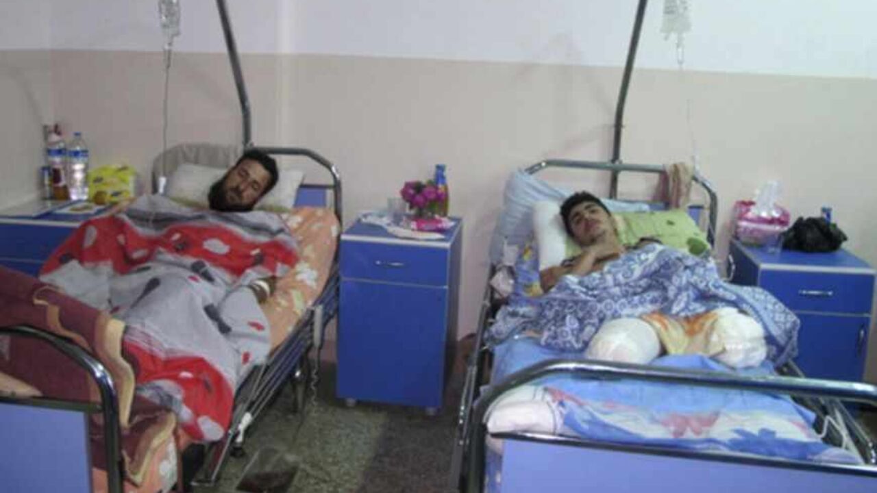 Wounded Syrian refugees lie in a hospital at Bab El-Hawa on the outskirts of Idlib Wounded Syrian refugees who activists said were injured during shelling by forces loyal to Syrian President Bashar al-Assad, lie in a hospital at Bab El-Hawa on the outskirts of Idlib, near the Syrian-Turkish border April 30, 2013. The Syrian air strike on a headquarters of a rebel brigade along the Turkish border killed at least five people, including children, and wounded dozens more on Tuesday, opposition activists said. Picture taken April 30, 2013. REUTERS/Abdalghne Karoof (SYRIA - Tags: CONFLICT POL