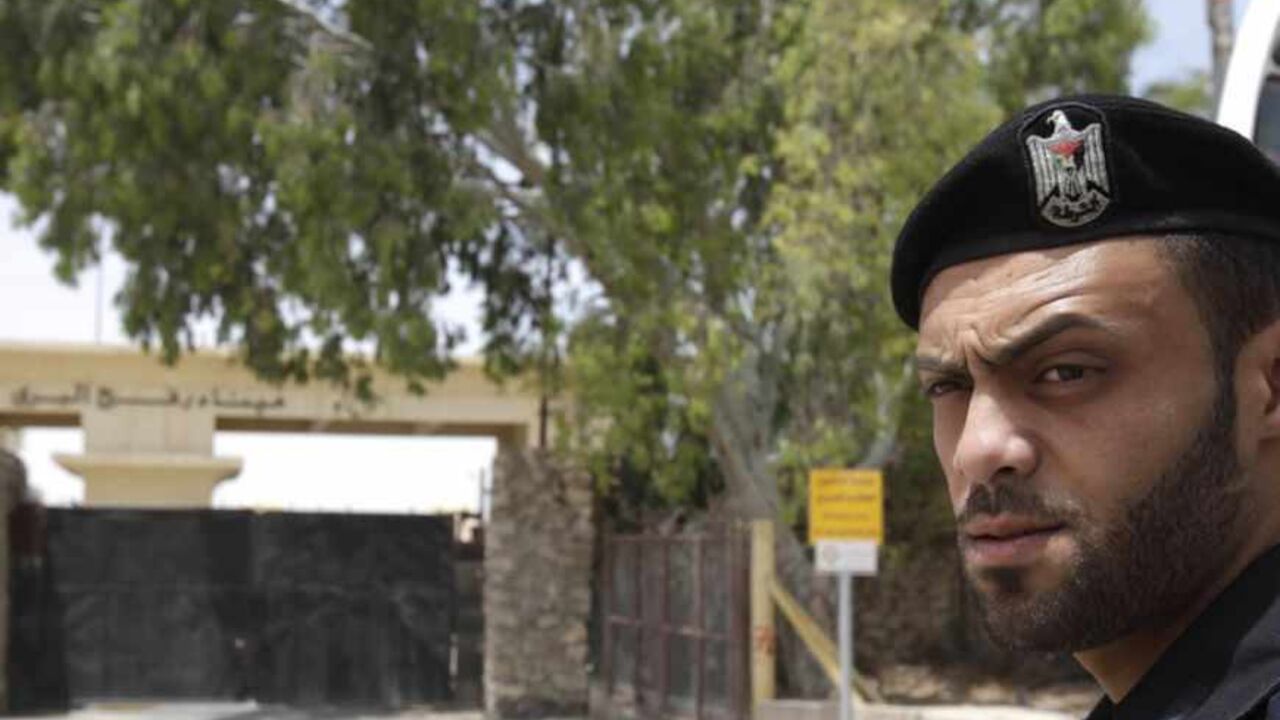 A member of Hamas security forces stands guard in front of the closed gate of the Rafah crossing with Egypt, in the southern Gaza Strip May 17, 2013. Egyptian policemen blocked the crossing into the Gaza Strip on Friday to protest against the kidnapping of Egyptian security forces in the Sinai, witnesses and sources said. 
REUTERS/Ibraheem Abu Mustafa (GAZA - Tags: POLITICS) - RTXZQ8D
