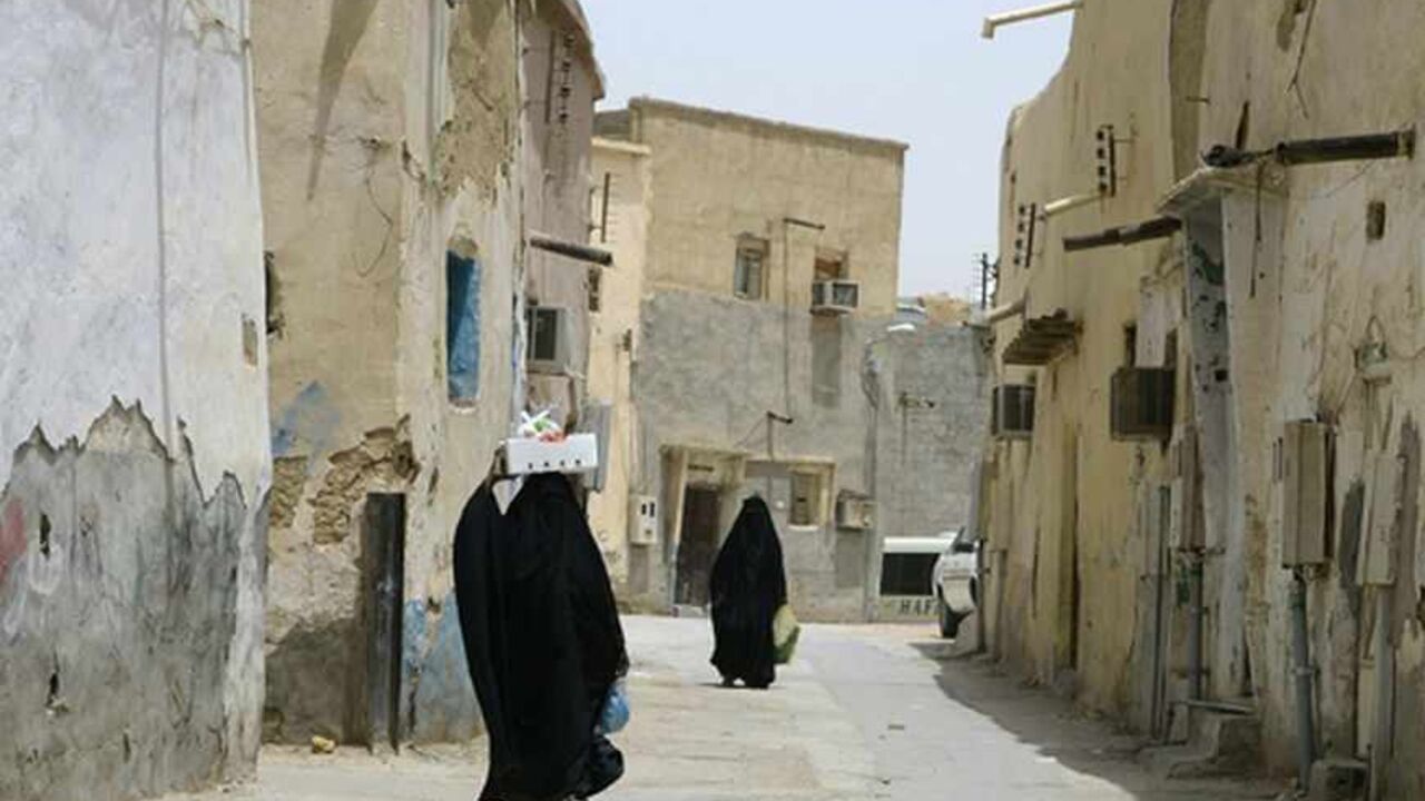 SAUDI-HOUSING/ Veiled women carry vegetables as they walk along a street at the neighbourhood of Shmeisy in Riyadh April 22, 2013. A royal decree in Saudi Arabia has shaken up the way in which the government allocates vast tracts of land, removing an obstacle to a $67 billion programme to ease the country's housing shortage. Picture taken April 22, 2013. To match Story SAUDI-HOUSING/ REUTERS/Faisal Al Nasser (SAUDI ARABIA - Tags: BUSINESS REAL ESTATE POLITICS CONSTRUCTION) - RTXYY39