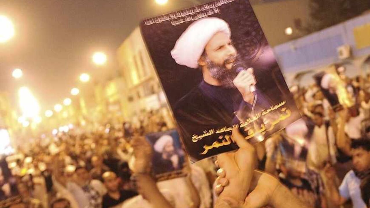 SAUDI-ARREST/ A protester holds up a picture of Sheikh Nimr al-Nimr during a rally at the coastal town of Qatif, against Sheikh Nimr's arrest July 8, 2012. Sheikh Nimr, a prominent Shi'ite Muslim cleric who was wanted by the police, was detained in Saudi Arabia's Eastern Province on Sunday over calls for more rights for the minority Muslim sect in the Sunni monarchy, his brother and an activist said. REUTERS/Stringer (SAUDI ARABIA - Tags: CIVIL UNREST RELIGION POLITICS) - RTR34QU9