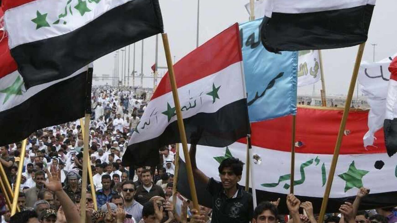 IRAQ-PROTESTS/ Iraqi Sunni Muslims wave the old flags of Iraq during an anti-government demonstration in Falluja, 50 km (31 miles) west of Baghdad May 3, 2013. Tens of thousands of Sunni Muslims poured onto the streets of Ramadi and Falluja in the western province of Anbar following Friday prayers, in their biggest show of strength since the outbreak of protests last year. REUTERS/Mohanned Faisal (IRAQ - Tags: POLITICS RELIGION CIVIL UNREST) - RTXZ987