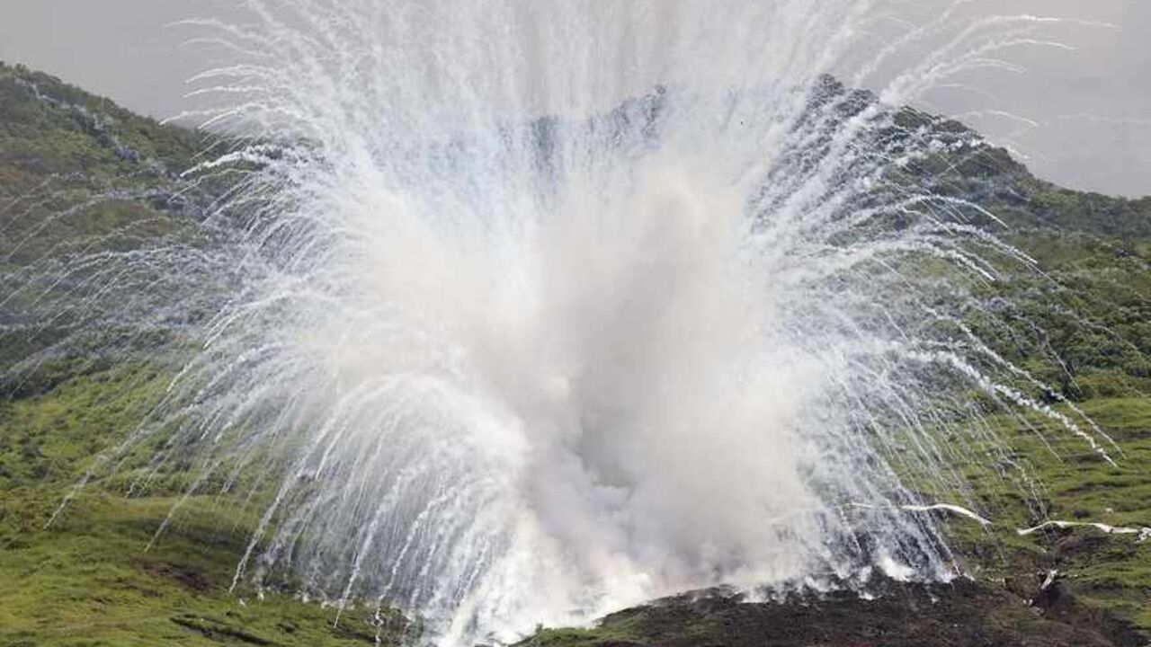 TAIWAN/ A white phosphorous shell explodes on target during the Lien Yung annual joint forces exercises in Pingtung County, southern Taiwan, June 7, 2012. REUTERS/Pichi Chuang (TAIWAN - Tags: MILITARY) - RTR337VR