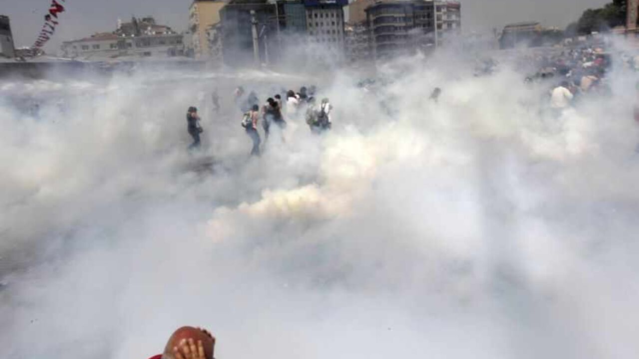 Riot police use tear gas to disperse the crowd during an anti-government protests at Taksim Square in central Istanbul Riot police use tear gas to disperse the crowd during an anti-government protests at Taksim Square in central Istanbul May 31, 2013. Turkish police fired tear gas and water cannon on Friday at demonstrators in central Istanbul, wounding scores of people and prompting rallies in other cities in the fiercest anti-government protests for years. REUTERS/Osman Orsal (TURKEY - Tags: POLITICS CIVIL UNREST TPX IMAGES OF THE DAY) - RTX107MT