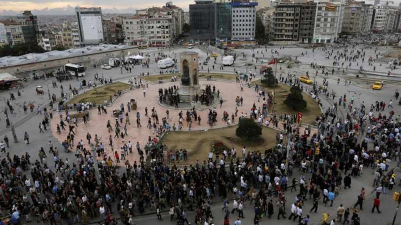 Protesters arrive in the late afternoon at Istanbul's Taksim square Protesters arrive in the late afternoon at Istanbul's Taksim square June 12, 2013. Turkey's president called on Wednesday for dialogue with legitimate demonstrators after riot police cleared the Istanbul square at the centre of almost two weeks of protest against Prime Minister Tayyip Erdogan. REUTERS/Yannis Behrakis (TURKEY - Tags: CIVIL UNREST POLITICS) - RTX10LBJ