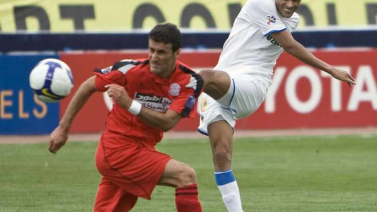 Bagheriha of Iran's Persepolis fights for ball with Vitor Borba Ferreira of Uzbekistan's Bunyodkor at Tehran's Azadi stadium Nabilloah Bagheriha of Iran's Persepolis (L) fights for the ball with Rivaldo Vitor Borba Ferreira of Uzbekistan's Bunyodkor during their AFC Champions League soccer match at Tehran's Azadi stadium May 27, 2009. REUTERS/Raheb Homavandi (IRAN SPORT SOCCER) - RTXOLC7
