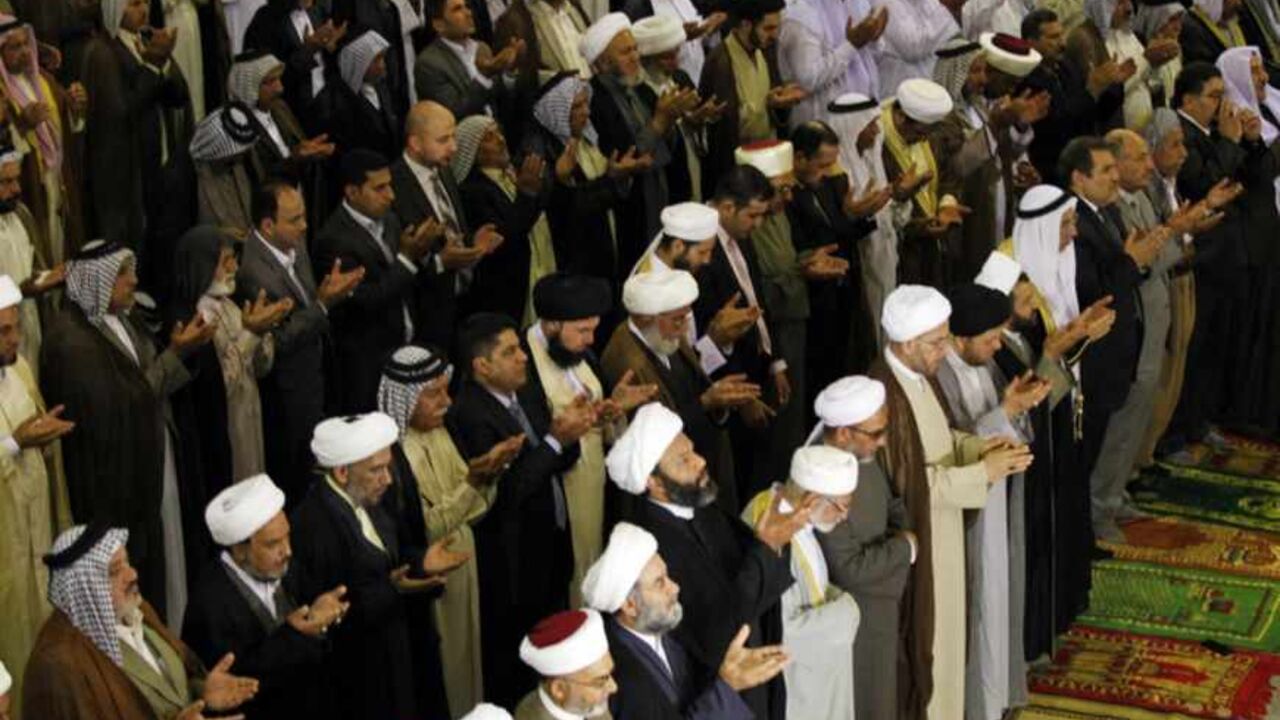 Iraqi Muslim worshippers pray during a joint Sunni-Shi'ite Friday prayer at the Martyrs Monument in Baghdad Iraqi Muslim worshippers pray during a joint Sunni-Shi'ite Friday prayer at the Martyrs Monument in Baghdad May 24, 2013. Iraqi Prime Minister Nuri al-Maliki has called to establish unified Friday prayers between Sunnis and Shi'ites in Baghdad, after attacks on Sunni and Shi'ite mosques in recent weeks. REUTERS/Thaier al-Sudani (IRAQ - Tags: RELIGION CIVIL UNREST) - RTXZZ1S