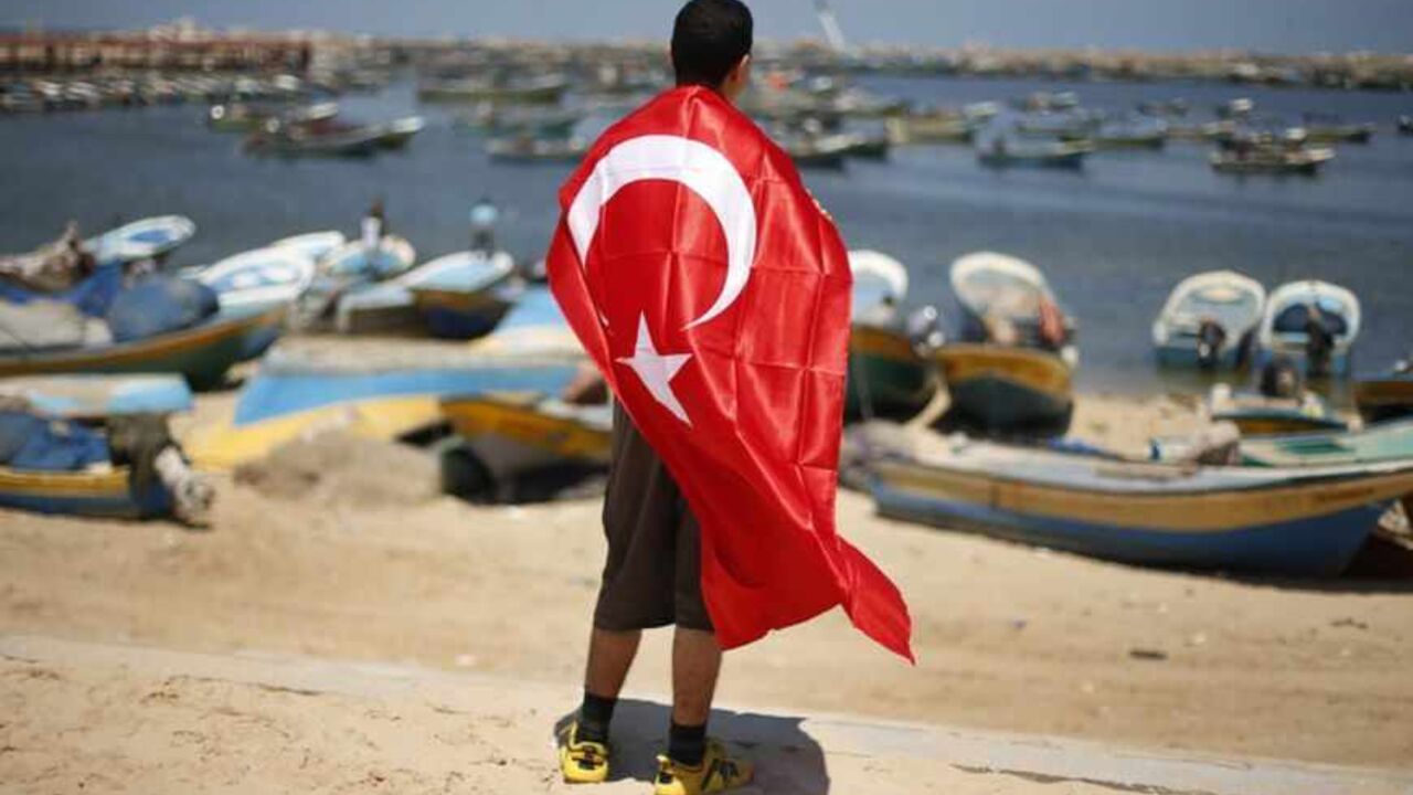Palestinian youth draped in Turkish flag looks at Gaza Seaport during a rally in support of Turkish Prime Minister Recep Tayyip Erdogan, in Gaza City A Palestinian youth draped in a Turkish flag looks at the Gaza Seaport during a rally in support of Turkish Prime Minister Recep Tayyip Erdogan, in Gaza City June 18, 2013. REUTERS/Suhaib Salem (GAZA - Tags: POLITICS CIVIL UNREST) - RTX10RQ8