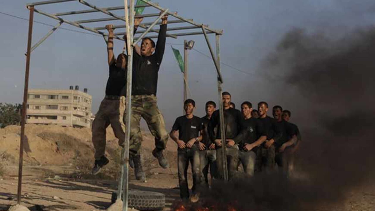 PALESTINIANS-ISRAEL/ Young Palestinians take part in a military-style exercise during a summer camp organized by Hamas in Rafah in the southern Gaza Strip June 13, 2013. REUTERS/Ibraheem Abu Mustafa (GAZA - Tags: POLITICS MILITARY) - RTX10MNR