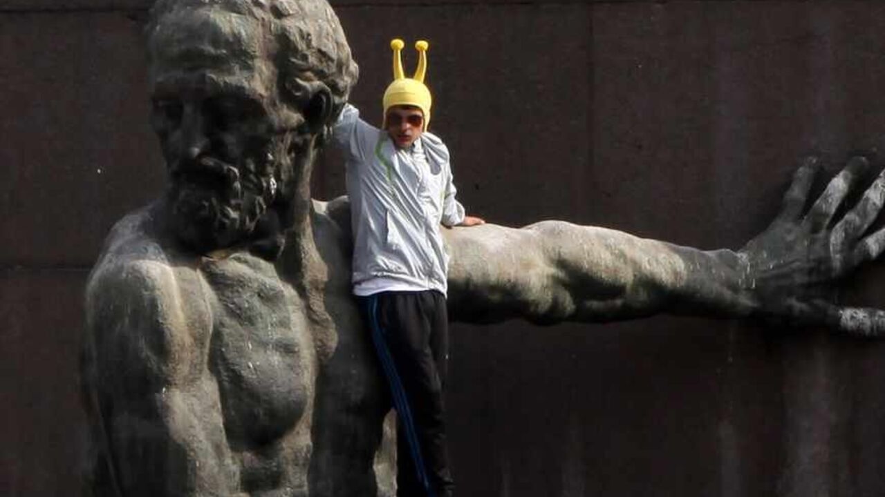 TURKEY-PROTESTS/ An anti-government protester perches on a monument during a protest at Kizilay Square in central Ankara, June 9, 2013. Turkish Prime Minister Tayyip Erdogan told thousands of cheering supporters on Sunday that his patience had its limits after days of protests, while tens of thousands of anti-government demonstrators gathered at a rival rally in central Istanbul. REUTERS/Dado Ruvic (TURKEY - Tags: CIVIL UNREST POLITICS TPX IMAGES OF THE DAY) - RTX10HL6