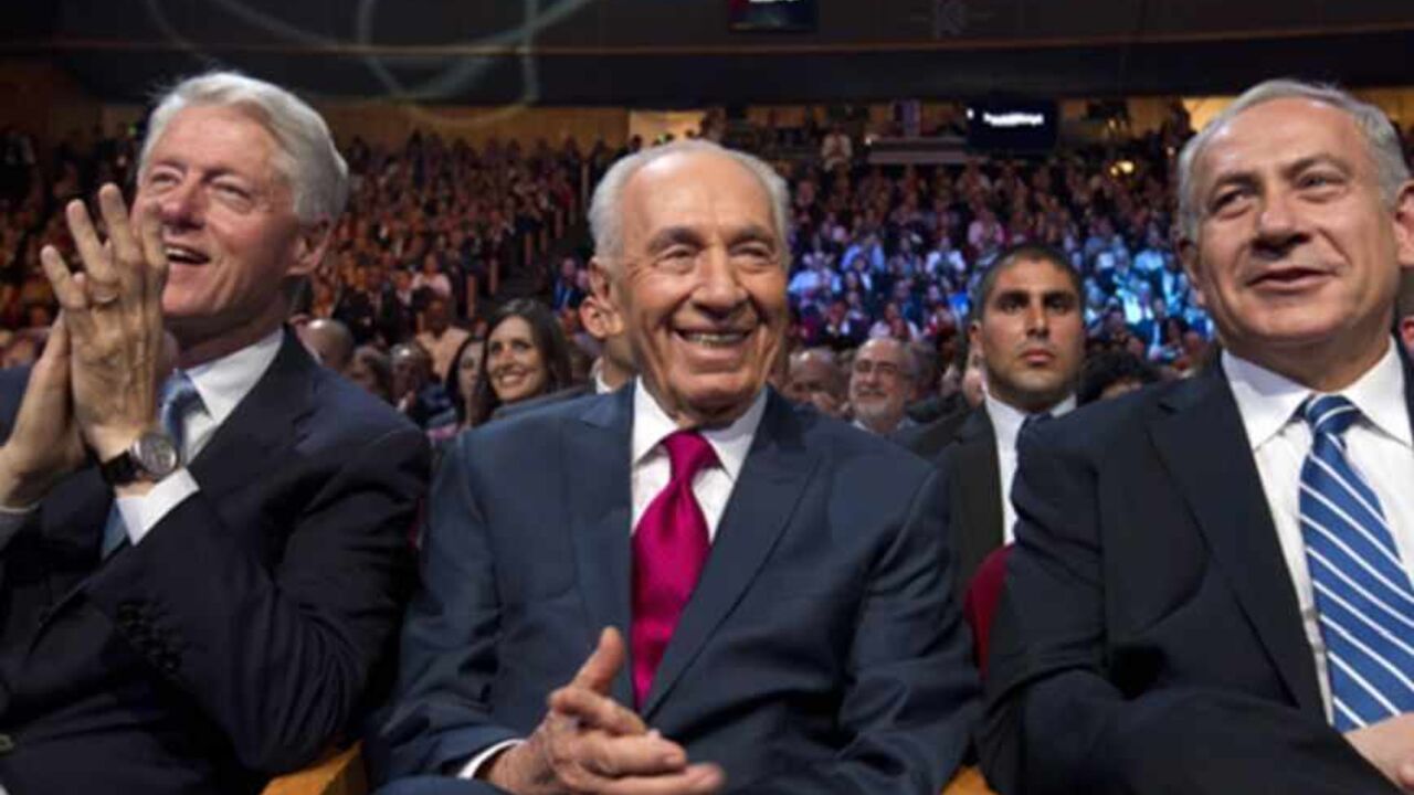 ISRAEL/ Israeli President Shimon Peres (C) sits next to former U.S. President Bill Clinton (L) and Israeli Prime Minister Benjamin Netanyahu (R) during celebrations marking Peres' 90th birthday in Jerusalem June 18, 2013. REUTERS/Jim Hollander/Pool (JERUSALEM - Tags: POLITICS ENTERTAINMENT) - RTX10SM7