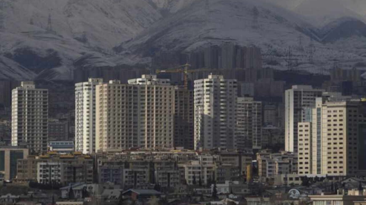 A general view of housing complexes in northwestern Tehran on a clear day EDITORS' NOTE: Reuters and other foreign media are subject to Iranian restrictions on their ability to report, film or take pictures in Tehran.
A general view of housing complexes in northwestern Tehran on a clear day February 12, 2011. REUTERS/Morteza Nikoubazl (IRAN - Tags: CITYSCAPE ENVIRONMENT) - RTR2IHNH