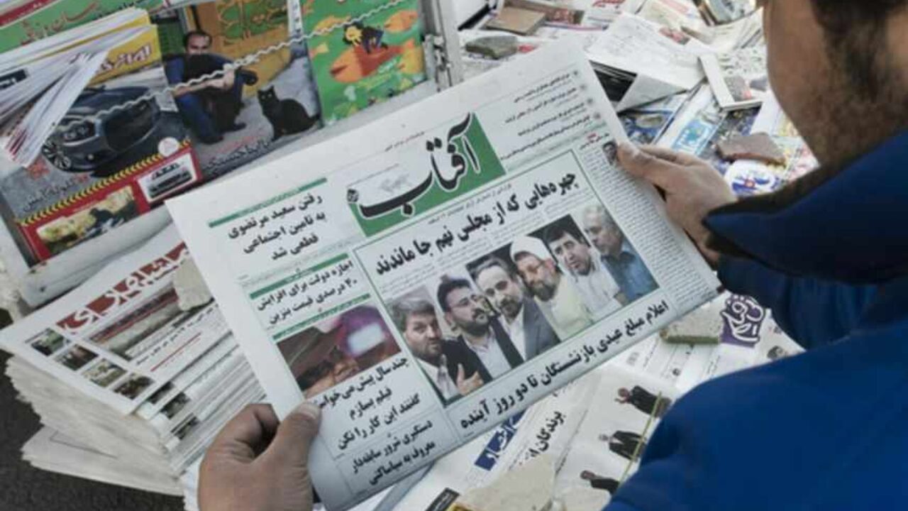 A man looks at the headline of a newspaper at a news stand in Tehran EDITORS' NOTE: Reuters and other foreign media are subject to Iranian restrictions on leaving the office to report, film or take pictures in Tehran.
A man looks at the headline of a newspaper at a news stand in Tehran March 4, 2012. Hardliners allied with Iran's Supreme Leader Ayatollah Ali Khamenei maintained their lead in the country's parliamentary vote, with partial results on Sunday showing supporters of the president trailing behind. REUTERS/Raheb Homavandi (IRAN - Tags: POLITICS ELECTIONS) - RTR2YT