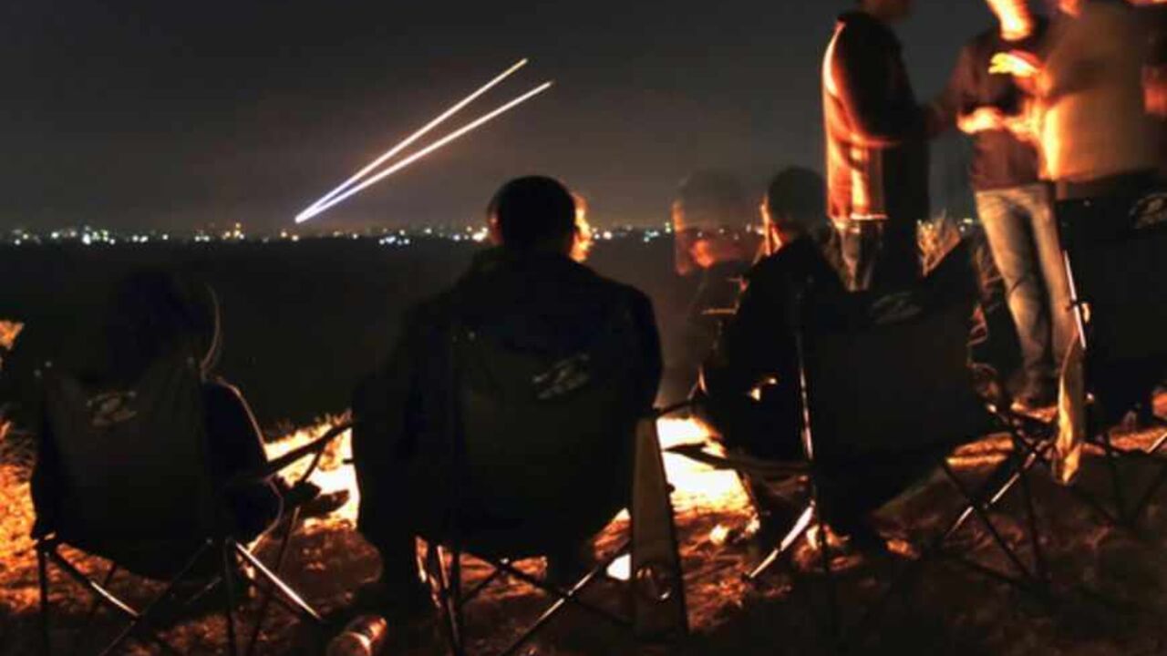Israeli civilians sitting atop a hill in the city of Sderot watch as two Palestinian rockets fly towards southern Israel, before a ceasefire Israeli civilians sitting atop a hill in the city of Sderot watch as two Palestinian rockets fly towards southern Israel, before a ceasefire November 21, 2012. Israel and the Islamist Hamas movement ruling the Gaza Strip agreed on Wednesday to an Egyptian-sponsored ceasefire to halt an eight-day conflict that killed 162 Palestinians and five Israelis. REUTERS/Yannis Behrakis (ISRAEL - Tags: CONFLICT POLITICS TPX IMAGES OF THE DAY) - RTR3APKM