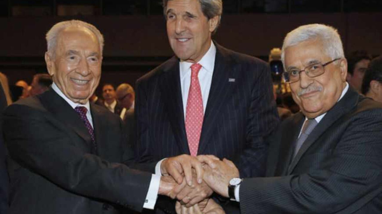 U.S. Secretary of State Kerry shakes hands with Israeli President Peres and Palestinian President Abbas at the King Hussein Convention Centre, at the Dead Sea U.S. Secretary of State John Kerry (C) shakes hands with Israeli President Shimon Peres (L) and Palestinian President Mahmoud Abbas at the World Economic Forum on the Middle East and North Africa at the King Hussein Convention Centre, at the Dead Sea May 26, 2013. REUTERS/Jim Young (JORDAN - Tags: POLITICS TPX IMAGES OF THE DAY BUSINESS) - RTX101PF