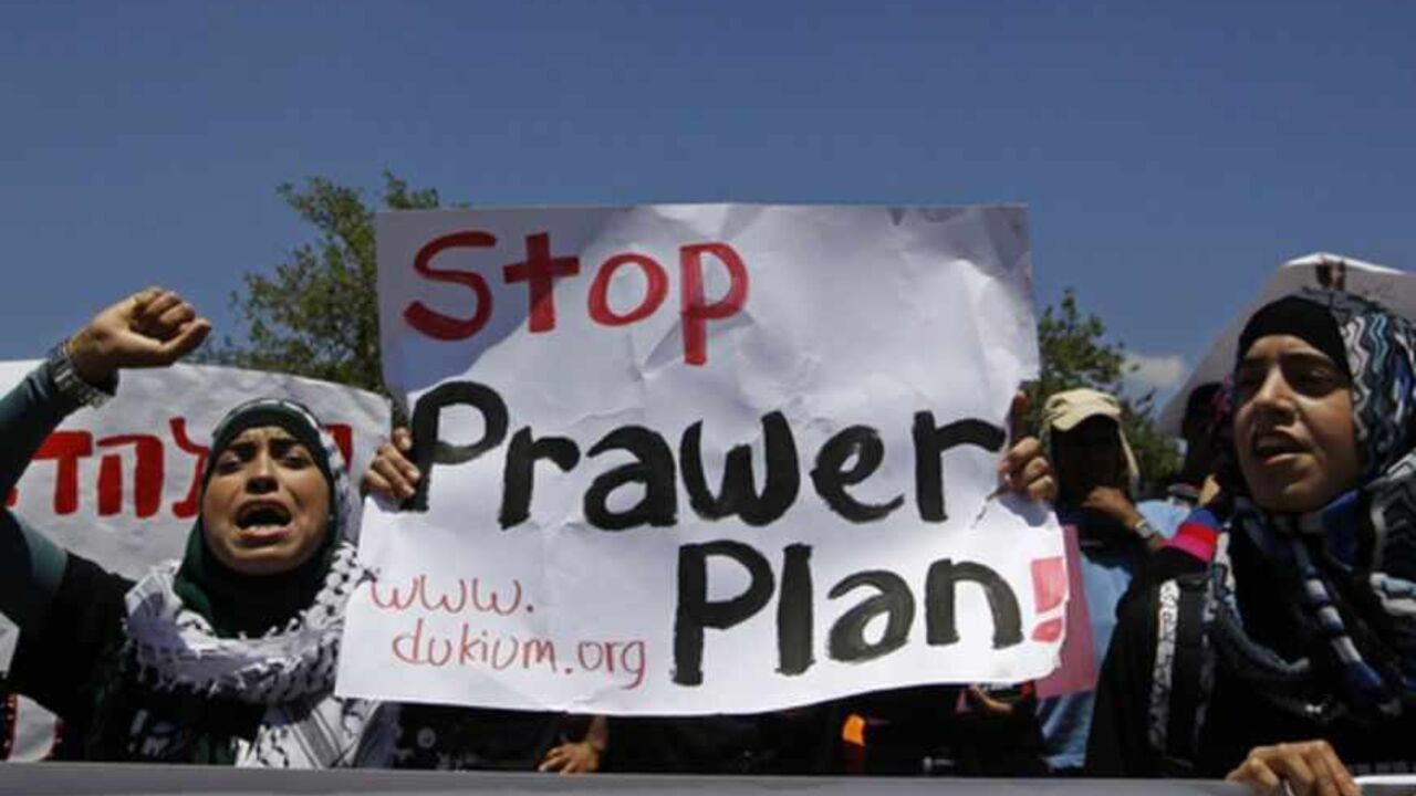 Bedouins take part in a protest against a plan to formally recognise Bedouin communities in the Negev desert, outside the Knesset in Jerusalem Bedouins hold signs as they take part in a protest against a plan to formally recognise Bedouin communities in the Negev desert, outside the Knesset, the Israeli parliament, in Jerusalem May 27, 2013. According to Bedouin leaders, the implementation of the plan, which was suggested by an Israeli government committee, will uproot 30,000 Bedouins from their homes. REUTERS/Ammar Awad (JERUSALEM - Tags: POLITICS CIVIL UNREST) - RTX102RI
