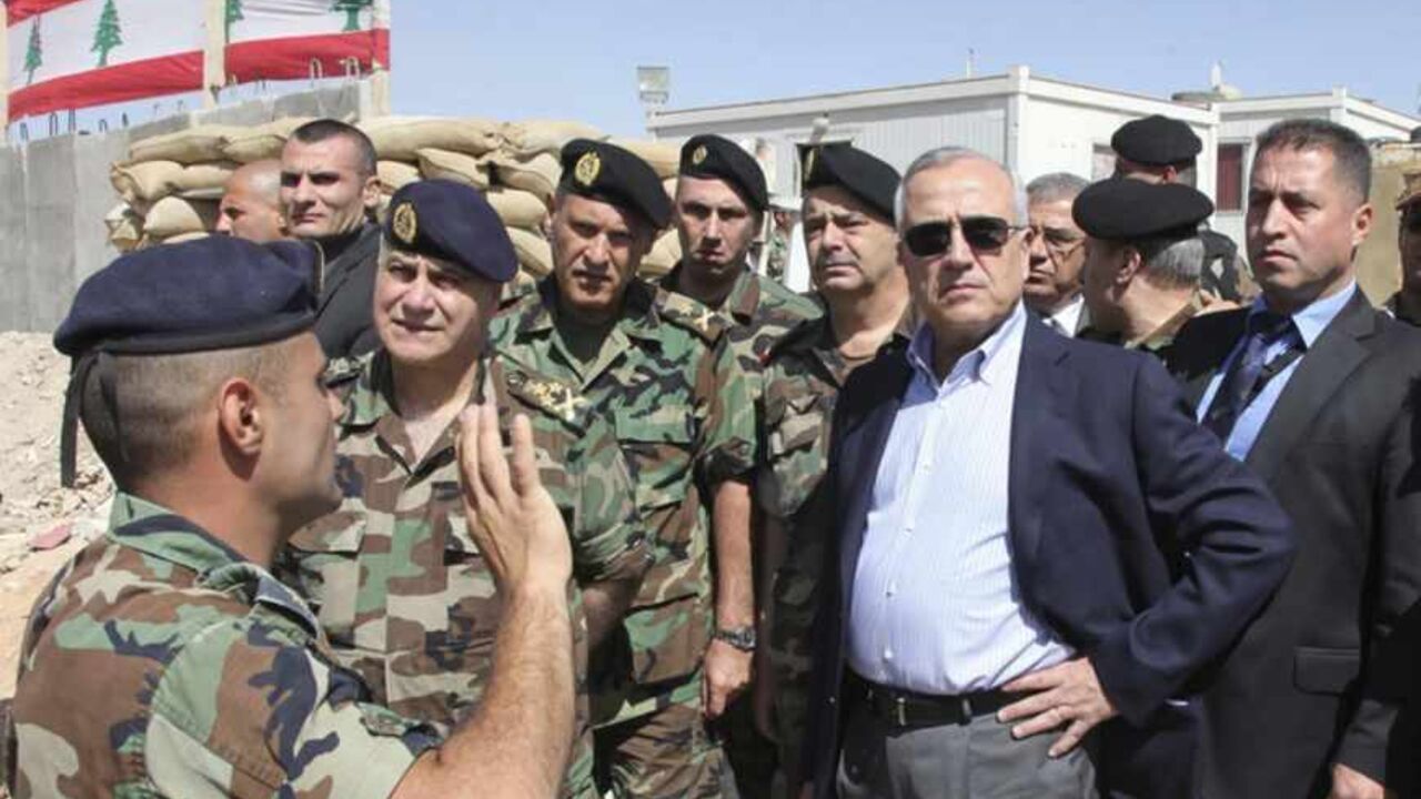 Lebanon's President Suleiman inspects the site of an army checkpoint in the eastern Bekaa Valley Lebanon's President Michel Suleiman (2nd R), accompanied by Lebanese army commander General Jean Kahwaji (2nd L), inspects the site of the army checkpoint where three Lebanese soldiers were killed on Tuesday near the town of Arsal, in the eastern Bekaa Valley, May 29, 2013. Gunmen killed three Lebanese soldiers at an army checkpoint in the eastern Bekaa Valley on Tuesday before fleeing towards the Syrian border, Lebanese officials said. Dalati Nohra/Handout via Reuters (LEBANON - Tags: POLITICS CIVIL UNRES