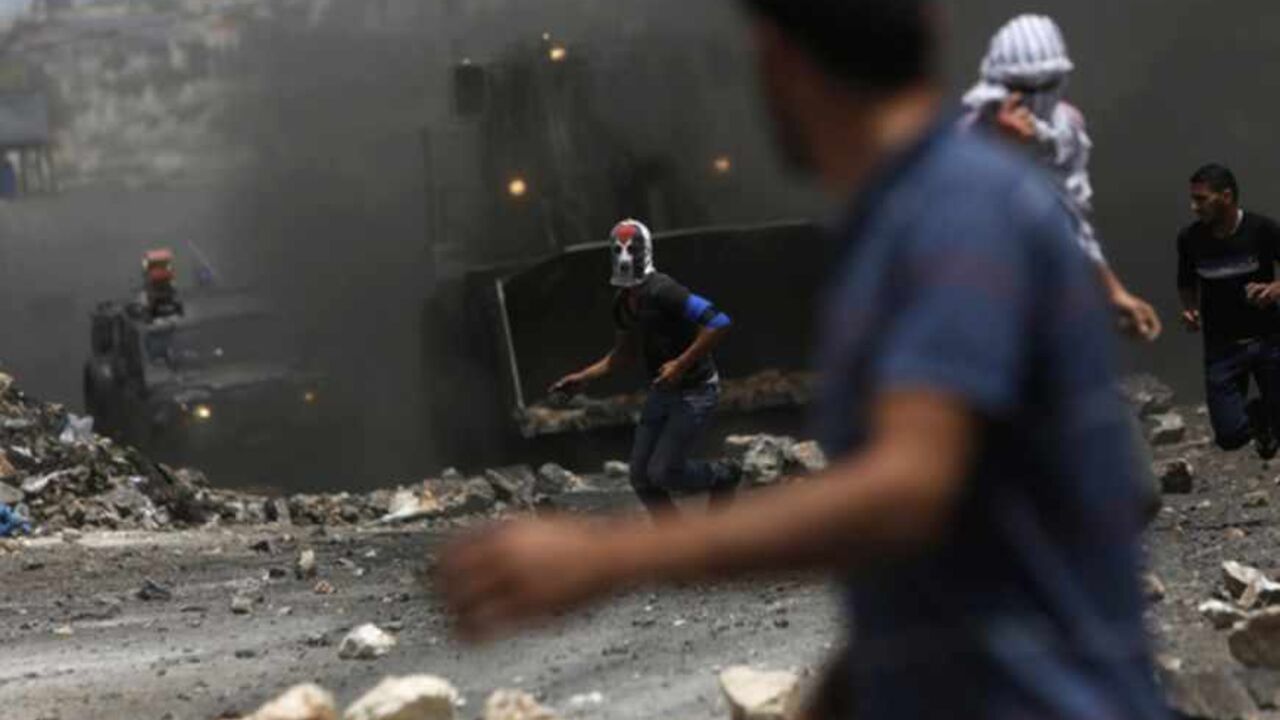 Stone-throwing Palestinian protesters run during clashes with Israeli soldiers at protest against nearby Israeli settlement in Kfar Kadum Stone-throwing Palestinian protesters run during clashes with Israeli soldiers at a protest against a nearby Israeli settlement in the West Bank village of Kfar Kadum, near Nablus May 31, 2013. REUTERS/Mohamad Torokman (WEST BANK - Tags: POLITICS CIVIL UNREST) - RTX1078I