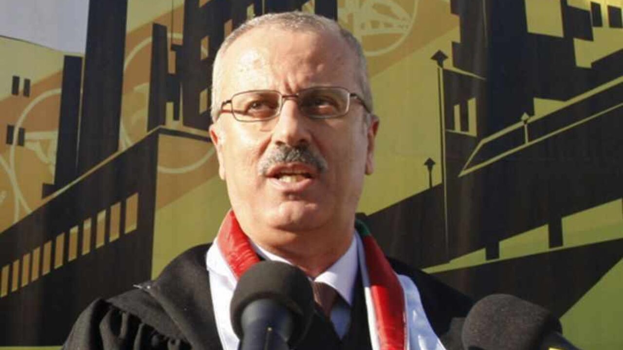 Rami Hamdallah, President of al-Najah National University, speaks during a graduation ceremony at the university in the West Bank city of Nablus June 16, 2011. Palestinian President Mahmoud Abbas named British-educated political independent Hamdallah as new prime minister on June 2, 2013, a move that was immediately condemned by Gaza Strip rulers Hamas. Picture taken June 16, 2011.  REUTERS/Abed Omar Qusini  (WEST BANK  - Tags: POLITICS EDUCATION) - RTX109UY