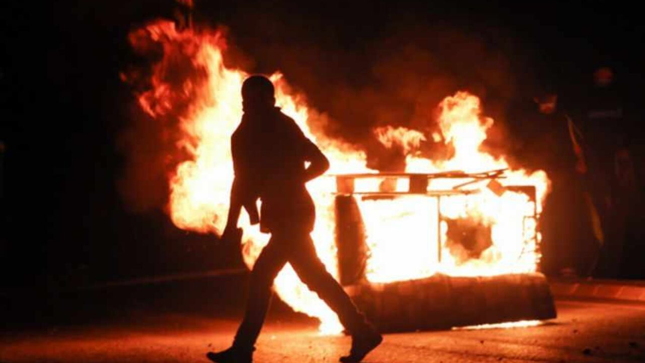 A protester runs by a burning barricade during clashes with riot police in Istanbul's Gazi neighborhood A protester runs by a burning barricade during clashes with riot police in Istanbul's Gazi neighborhood June 8, 2013. REUTERS/Yannis Behrakis (TURKEY - Tags: CIVIL UNREST POLITICS TPX IMAGES OF THE DAY) - RTX10GV1