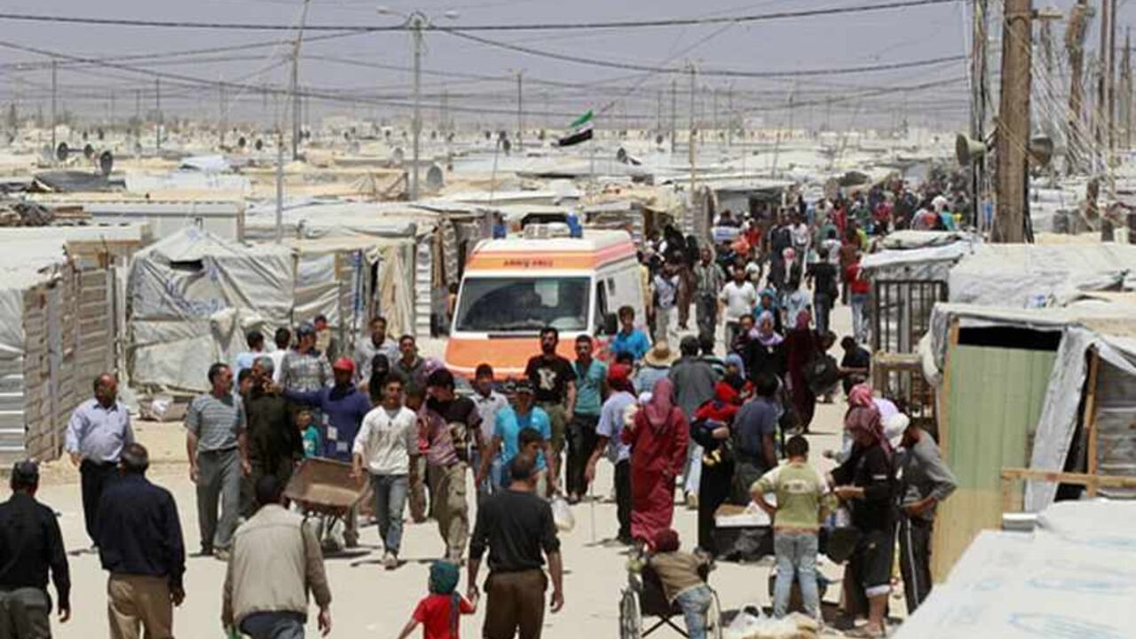 JORDAN/SYRIA Syrian refugees walk at Al Zaatri refugee camp in the Jordanian city of Mafraq, near the border with Syria, April 25, 2013. REUTERS/Muhammad Hamed (JORDAN - Tags: POLITICS) - RTXYZOH