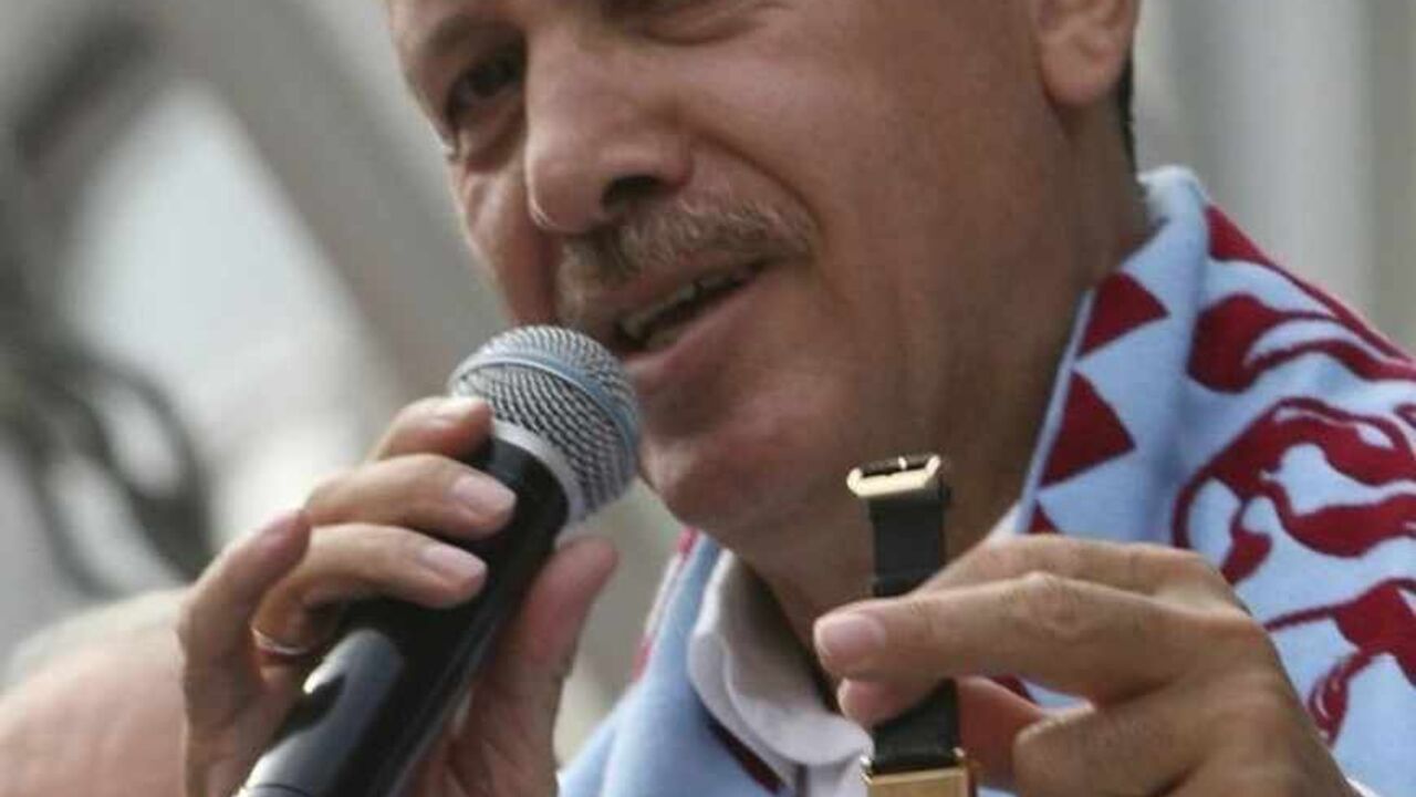Turkish Prime Minister Tayyip Erdogan displays a watch with signature of former prime minister Adnan Menderes during a rally in Trabzon Turkish Prime Minister Tayyip Erdogan displays a watch with a signature of former Prime Minister Adnan Menderes engraved on it, during a rally of his ruling AK Party to campaign for Sunday's early parliamentary elections in Turkey's Black Sea city of Trabzon July 20, 2007. The watch was presented to him by a supporter. REUTERS/Fatih Saribas (TURKEY) - RTR1S2C8