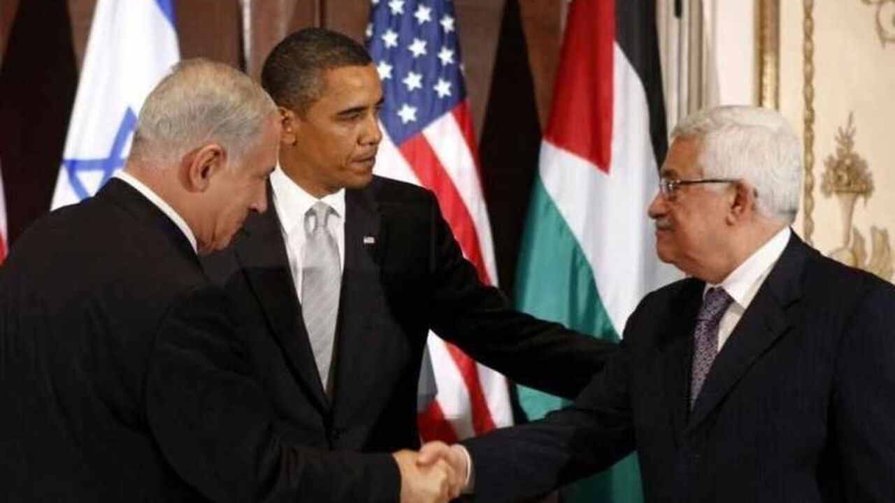 Israeli Prime Minister Benjamin Netanyahu shakes hands with Palestinian President Mahmoud Abbas in New York Israeli Prime Minister Benjamin Netanyahu (L) shakes hands with Palestinian President Mahmoud Abbas in front of U.S. President Barack Obama (C) during a trilateral meeting at President Obama's hotel in New York September 22, 2009. Obama, making his most direct foray into Middle East diplomacy, on Tuesday called Israelis and Palestinians to act with a sense of urgency to get formal peace negotiations back on track. REUTERS/Kevin Lamarque (UNITED STATES POLITICS) - RTR285E9