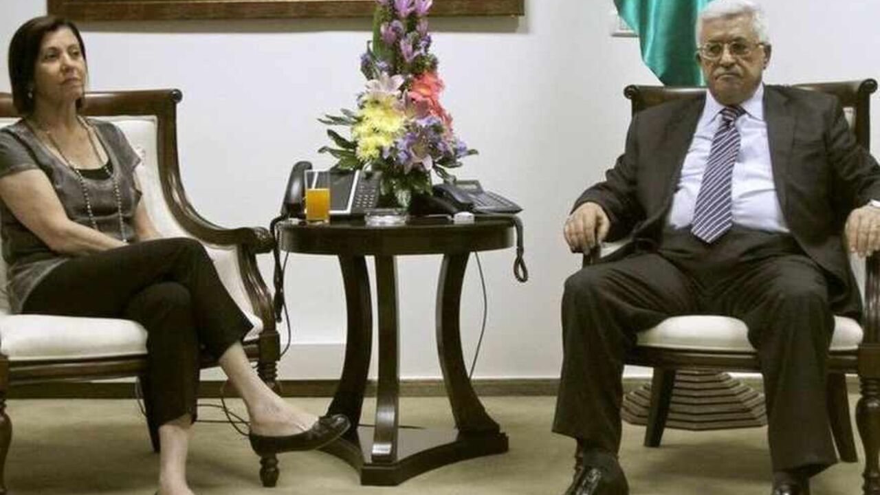 Palestinian President Abbas meets Israeli lawmaker Gal-On in Ramallah Palestinian President Mahmoud Abbas (R) meets Israeli lawmaker Zahava Gal-On, leader of the left-wing Meretz party, in the West Bank city of Ramallah August 26, 2012. REUTERS/Mohamad Torokman (WEST BANK - Tags: POLITICS) - RTR3753Y