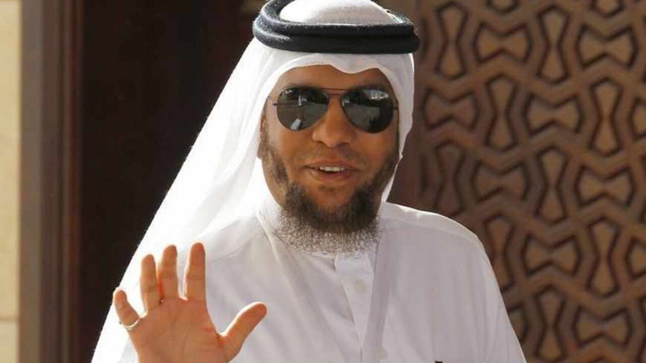 A representative of the Al-Asala Society waves as he arrives at the National Dialogue session in Manama Adnan Bader of the Al-Asala Society, a Sunni pro-government group, waves as he arrives at the National Dialogue session in Manama June 12, 2013. The talks, aimed at ending more than two years of unrest in Bahrain, resumed after a two-week boycott by opposition societies in retaliation against a raid on the home of Ayatollah Sheikh Isa Qassim by security forces. REUTERS/Hamad I Mohammed (BAHRAIN - Tags: POLITICS) - RTX10LAB