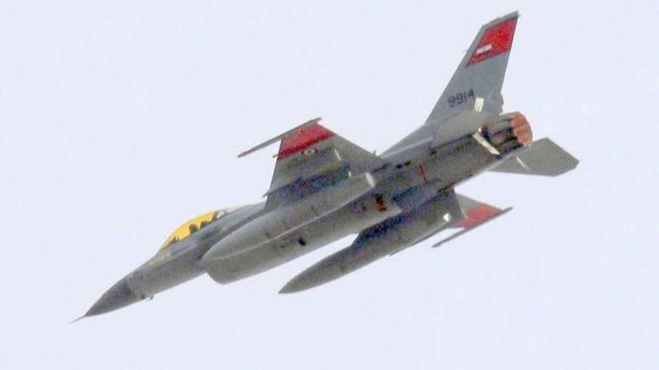 An Egyptian Air Force F-16 fighter jet flies low over thousands of anti-government protesters gathered at Tahrir square in Cairo An Egyptian Air Force F-16 fighter jet flies low over thousands of anti-government protesters gathered at Tahrir square in Cairo January 30, 2011. Egyptian air force fighter planes buzzed low over Cairo on Sunday, helicopters hovered above and extra troop trucks appeared in a central square where protesters were demanding an end to President Hosni Mubarak's rule. REUTERS/Yannis Behrakis (EGYPT - Tags: POLITICS CIVIL UNREST MILITARY) - RTXXAH3