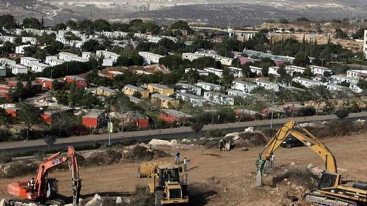 PALESTINIANS-ISRAEL/ Construction vehicles prepare the ground as building of a housing project resumes in the West Bank Jewish settlement of Ariel September 27, 2010. Israel let a moratorium on new building in settlements expire on Monday but Palestinians held back from carrying out a threat to quit peace talks, giving the United States more time to try to save the negotiations. REUTERS/Nir Elias (WEST BANK - Tags: POLITICS BUSINESS CONSTRUCTION) - RTXSQ7G
