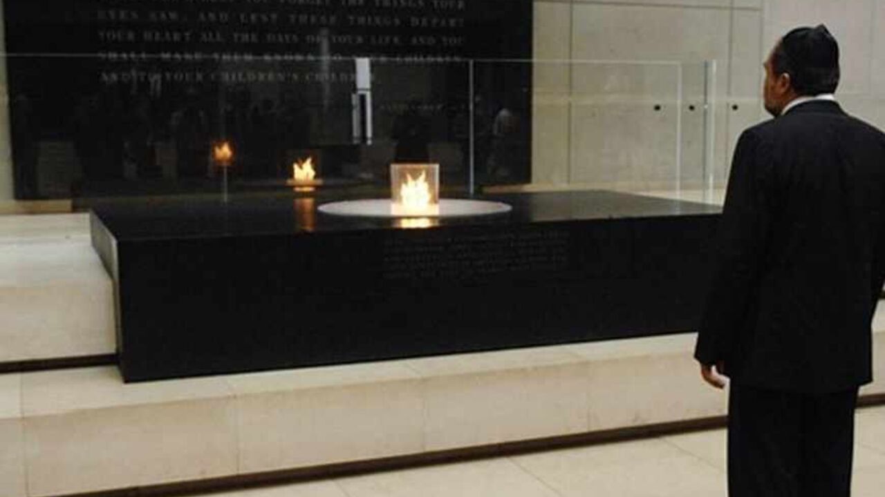 USA-MUSEUM/SHOOTING Israel's Foreign Minister Avigdor Liberman stands in the Hall of Remembrance during a visit to the U.S. Holocaust Memorial Museum in Washington June 17, 2009. An elderly gunman linked to an anti-Jewish website killed a security guard at the museum on June 10. REUTERS/Jonathan Ernst (UNITED STATES CRIME LAW POLITICS) - RTR24RDV