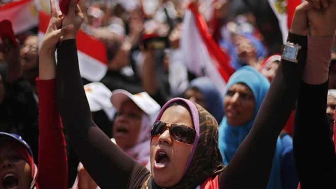 EGYPT-PROTESTS/ARMY Protesters opposing Egyptian President Mohamed Mursi take part in protest, demanding that he resign, at Tahrir Square in Cairo July 2, 2013. Egypt's army reprised its role as hero in a new act of the country's political drama on Monday with a move celebrated by protesters as a decisive blow against an unpopular president just two and half years after the military unseated his predecessor. REUTERS/Suhaib Salem (EGYPT - Tags: CIVIL UNREST POLITICS) - RTX119YK