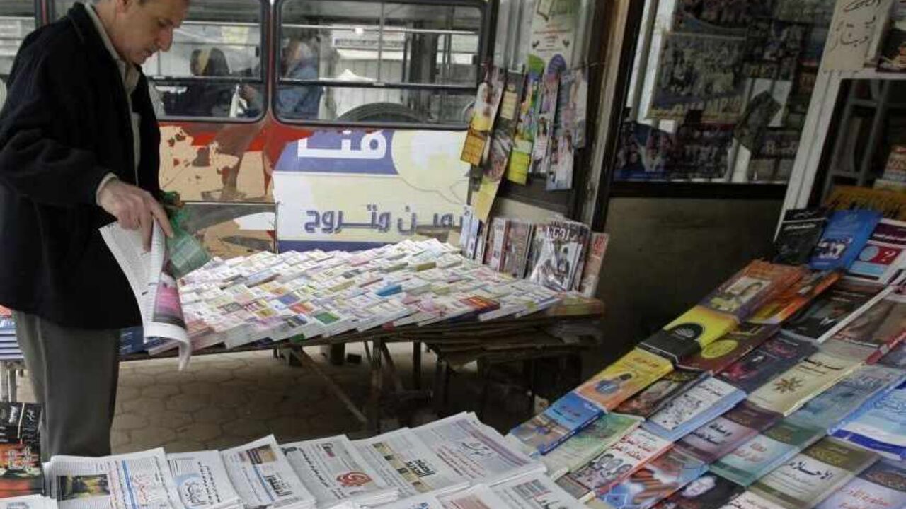 IRAQ/JOURNALISM A resident buys a newspaper from a kiosk in Baghdad February 23, 2009. A boom in local media since the U.S.-led invasion in 2003 has given Iraqis a choice between some 200 print outlets, 60 radio stations and 30 TV channels in Arabic, Turkmen, Syriac and two Kurdish dialects. Yet most media outlets remain dominated by sectarian and party patrons who use them for their own ends, and have yet to become commercially sustainable enterprises let alone watchdogs keeping government under scrutiny, the favoured Wes