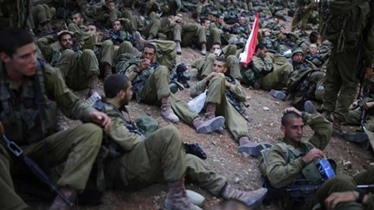 ISRAEL/ Israeli soldiers of the paratrooper brigade rest as they take a break during a march near Jerusalem, marking the completion of their advanced training, at the end of which they receive their red paratrooper beret June 27, 2013. REUTERS/Amir Cohen (ISRAEL - Tags: MILITARY) - RTX113ET