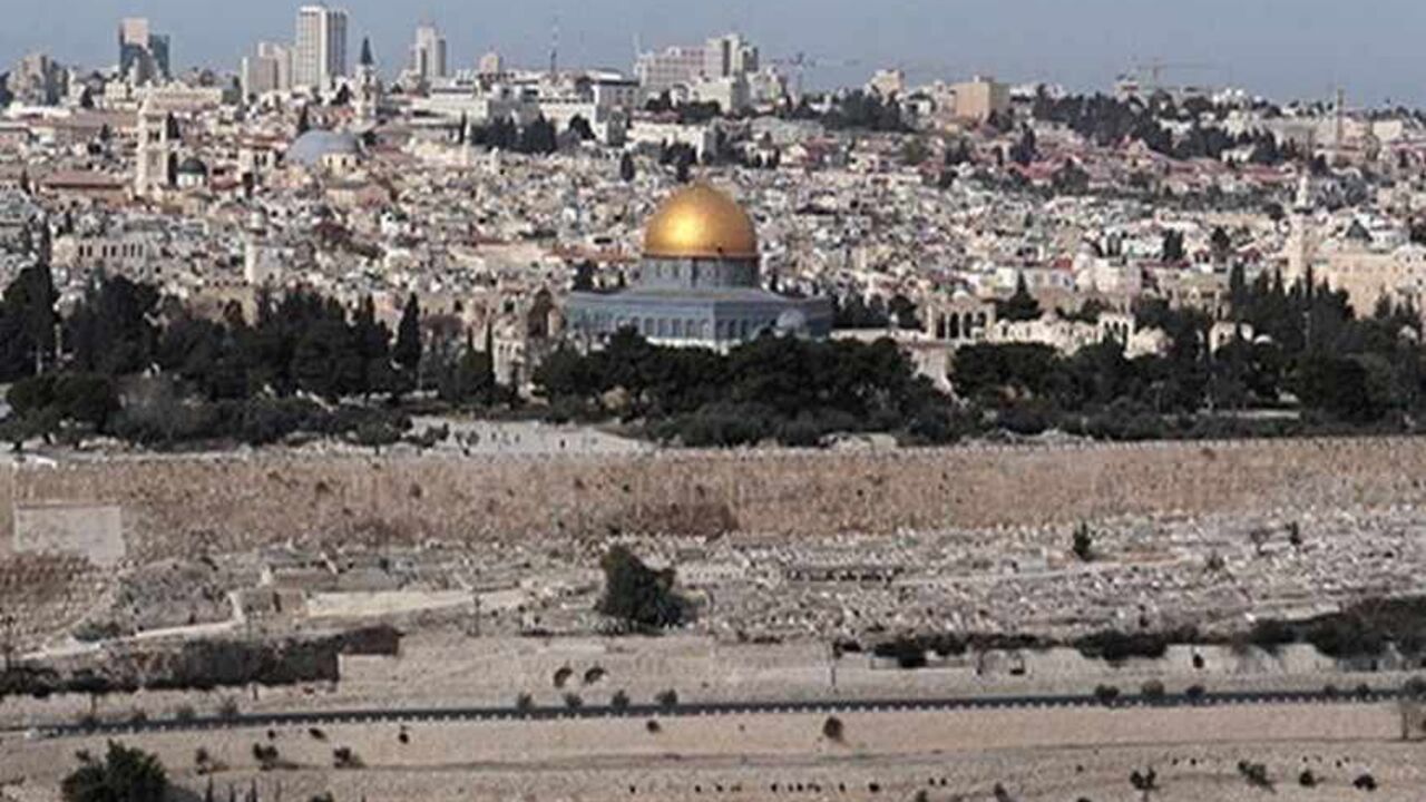 PALESTINIANS-ISRAEL/ A view of the Dome of the Rock on the compound known to Muslims as al-Haram al-Sharif, and to Jews as Temple Mount, in Jerusalem's Old City is seen from the Mount of Olives January 24, 2011. Palestinian negotiators secretly told Israel it could keep swathes of occupied East Jerusalem, according to leaked documents that show Palestinians offering much bigger peace concessions than previously revealed. REUTERS/Baz Ratner (JERUSALEM - Tags: POLITICS) - RTXWZNK
