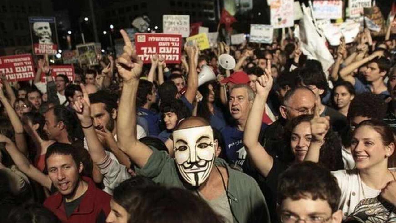 Protesters take part in a rally calling for social justice and a lower cost of living in Rabin square in Tel Aviv October 29, 2011. About 20,000 people marched in Tel Aviv on Saturday evening and then gathered at Rabin square in  the first protest after about two months following a wave of social protests around Israel. REUTERS/Daniel Bar On (ISRAEL - Tags: POLITICS CIVIL UNREST BUSINESS) ISRAEL OUT. NO COMMERCIAL OR EDITORIAL SALES IN ISRAEL - RTR2TE9N