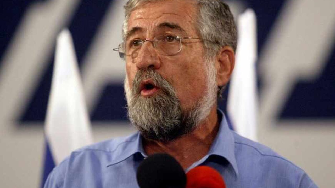 AMRAM MITZNA SPEAKS DURING A PRESS CONFERENCE IN TEL AVIV. Amram Mitzna speaks during a press conference in Tel Aviv May 4, 2003.
Mitzna, the dovish former general crushed by Prime Minister Ariel
Sharon in Israel's January election, announced on Sunday his
resignation as head of the main opposition Labor Party. REUTERS/Nir
Elias
NIR/JV - RTRMXK7