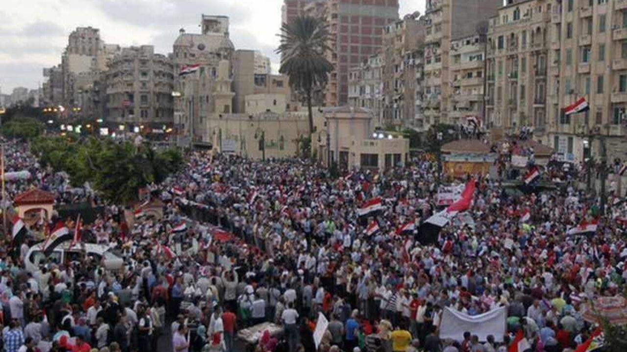 Protesters who are against ousted Egyptian President Mohamed Mursi celebrate in Alexandria July 7, 2013.  Hundreds of thousands of supporters and opponents of ousted Mursi gathered in Cairo and Alexandria on Sunday, two days after similar gatherings led to nationwide clashes that claimed more than 30 lives. REUTERS/Louafi Larbi (EGYPT - Tags: POLITICS CIVIL UNREST) - RTX11G92