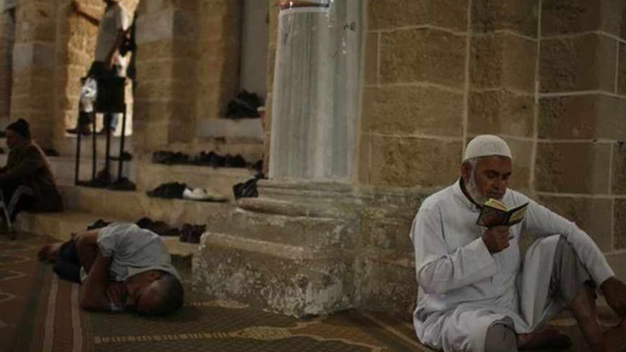 Palestinian man recites the Koran as another man takes a nap at al-Omari mosque in Gaza City, during the first day of the holy fasting month of Ramadan A Palestinian man recites the Koran as another man takes a nap at al-Omari mosque in Gaza City, during the first day of the holy fasting month of Ramadan July 10, 2013. REUTERS/Mohammed Salem (GAZA - Tags: RELIGION) - RTX11ILF