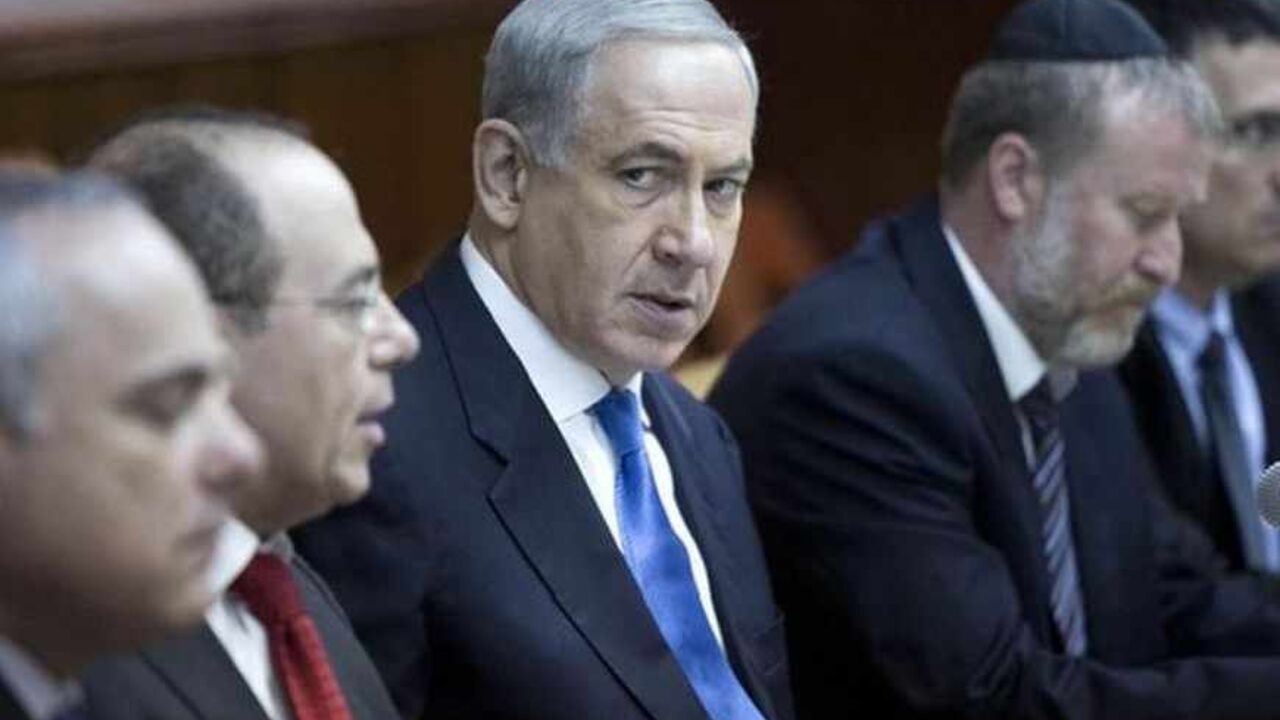 Israel's Prime Minister Netanyahu attends the weekly cabinet meeting in Jerusalem Israel's Prime Minister Benjamin Netanyahu (C) attends the weekly cabinet meeting in Jerusalem July 14, 2013. REUTERS/Abir Sultan/Pool (JERUSALEM - Tags: POLITICS) - RTX11MDX