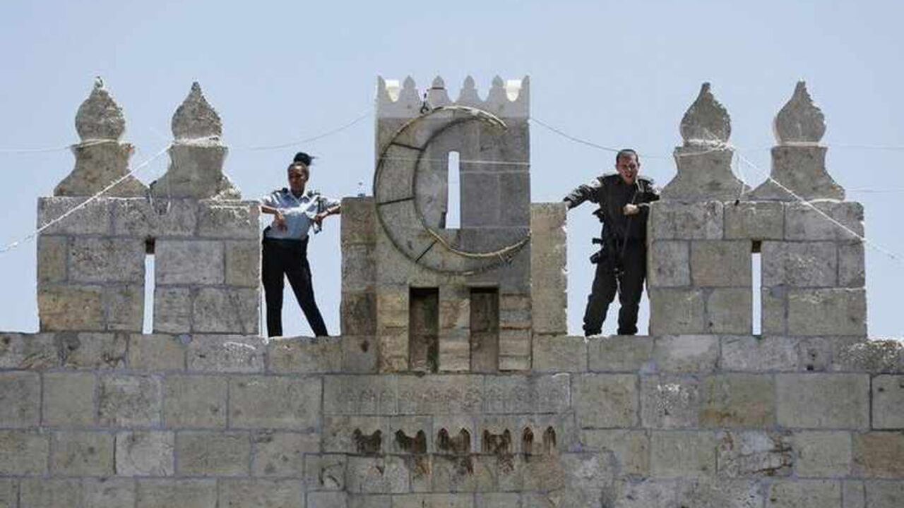 Israeli police officers stand guard atop a wall overlooking Damascus Gate in Jerusalem's Old City Israeli police officers stand guard atop a wall overlooking Damascus Gate in Jerusalem's Old City, during the holy month of Ramadan July 26, 2013. REUTERS/Baz Ratner (JERUSALEM - Tags: POLITICS RELIGION CRIME LAW) - RTX11ZWT