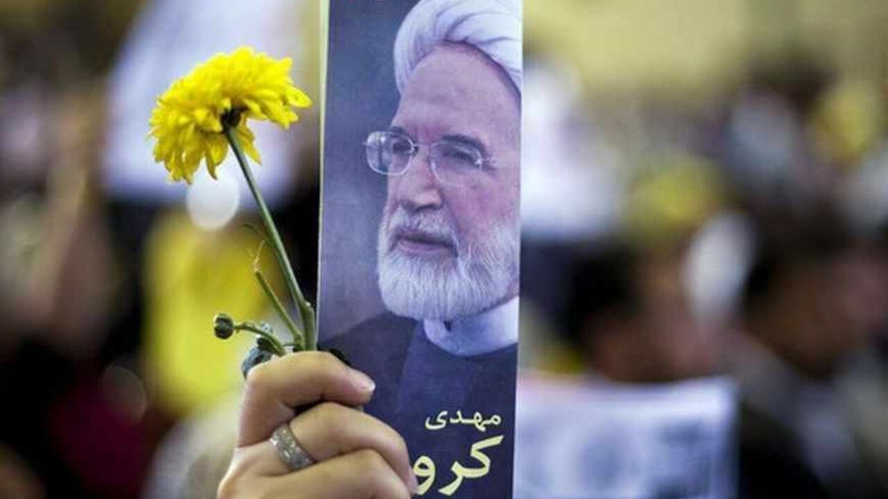 A supporter holds up a picture of presidential candidate Karroubi during a rally in Tehran A supporter holds up a picture of presidential candidate Mehdi Karroubi during a rally in Tehran May 29, 2009. REUTERS/Raheb Homavandi (IRAN POLITICS ELECTIONS IMAGES OF THE DAY) - RTXOXBN